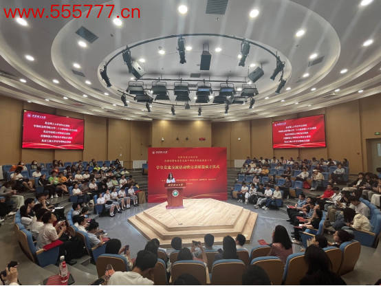 会议现场蛇事件。 北京理工大学供图